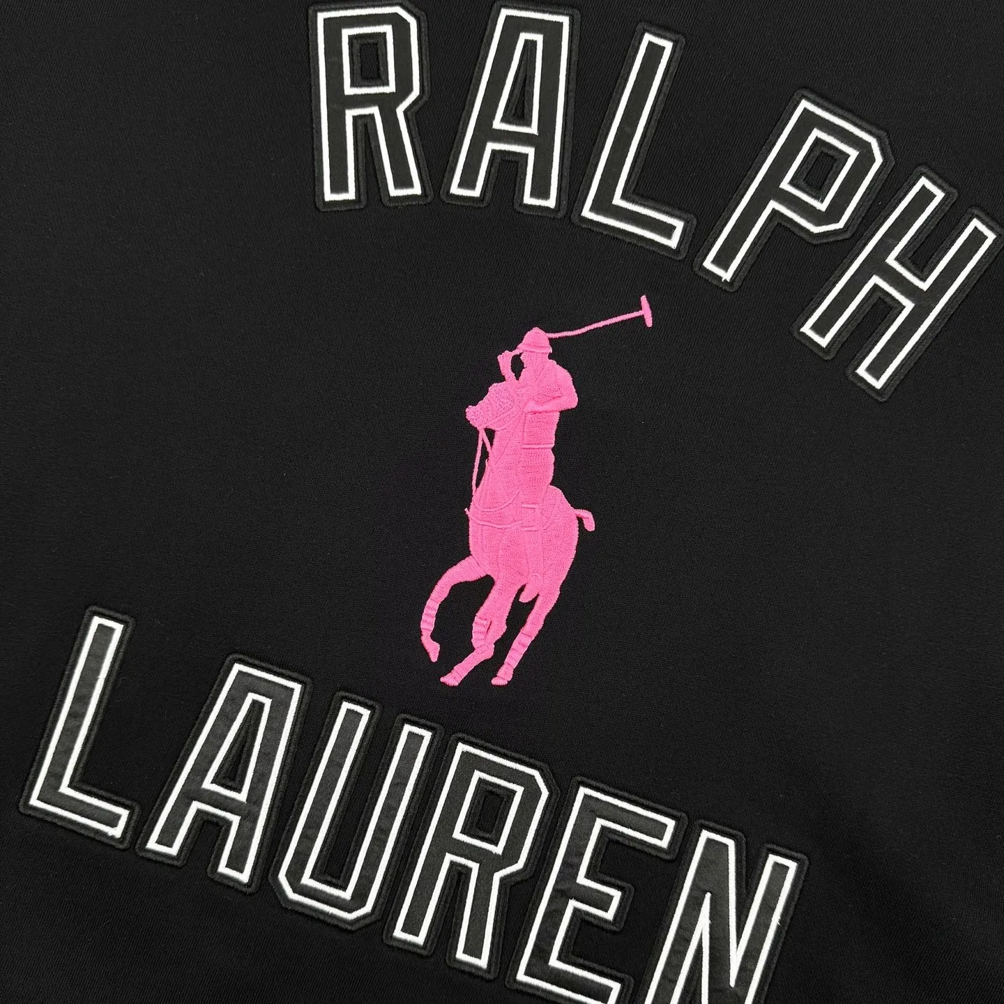 P430 Ralph Lauren pink label pony embroidered half turtleneck sweatshirt. The original product was purchased for 2,190 and developed. The fabric is made of customized luxury cotton fleece composite. It is soft and silky and comfortable to the skin. It is based on pure black tones. A touch of pink pony label embroidery is embellished on the chest. It is low-key and powerful. The back panel is embellished with the brand letters outlined in ivory white satin intarsia. The pink pony embroidery leaping in the center is the only colorful footnote in this black and white silent film. It coincides with the elegant and uninhibited brand philosophy. Its unique ribbed half-high collar design is sublimated, giving more flexibility and fashion sense to wear, showing taste in silent places. It shows elegance and style, using imported machine embroidery technology. It uses advanced computer control systems and precision mechanical parts to realize pony logo embroidery operations with high precision, smooth and delicate lines, and uses imported machine appliqué embroidery technology. Using advanced computer control systems and precision mechanical components, we can realize Ralph Lauren appliqué embroidery operations, showing an embroidery effect with both clarity and three-dimensionality. The fabrics have been carefully washed, have a better hand feel, are not easy to deform, are not easy to shrink, are not easy to fade, and maintain long-term beauty. Size:S-M-L-XL